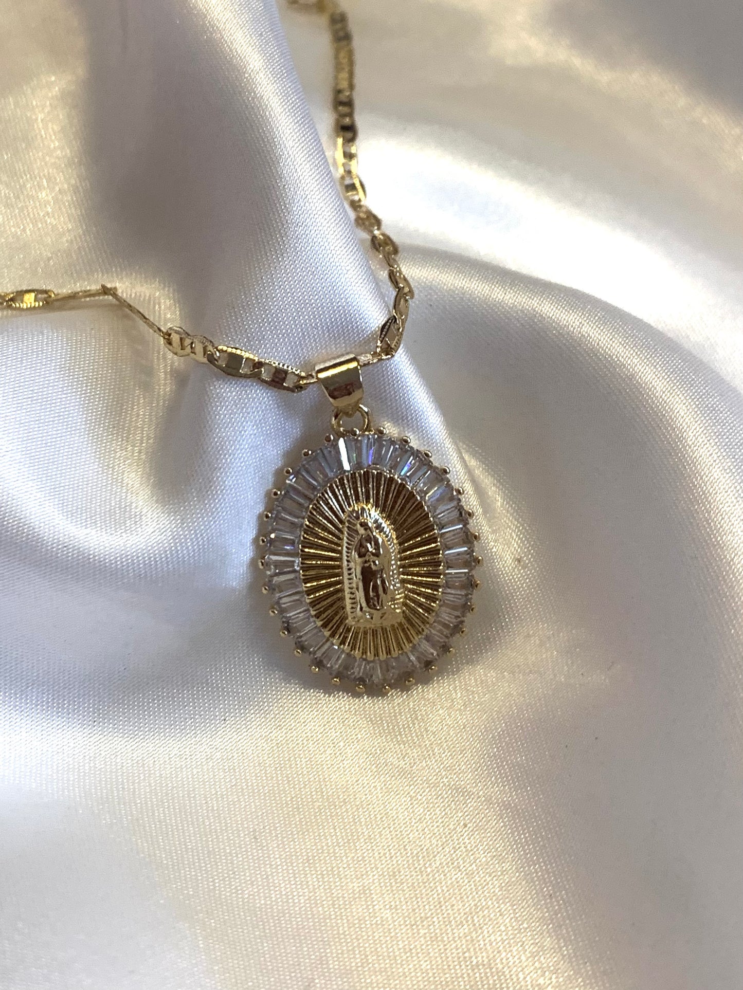 Virgen Pretty Oval Necklace