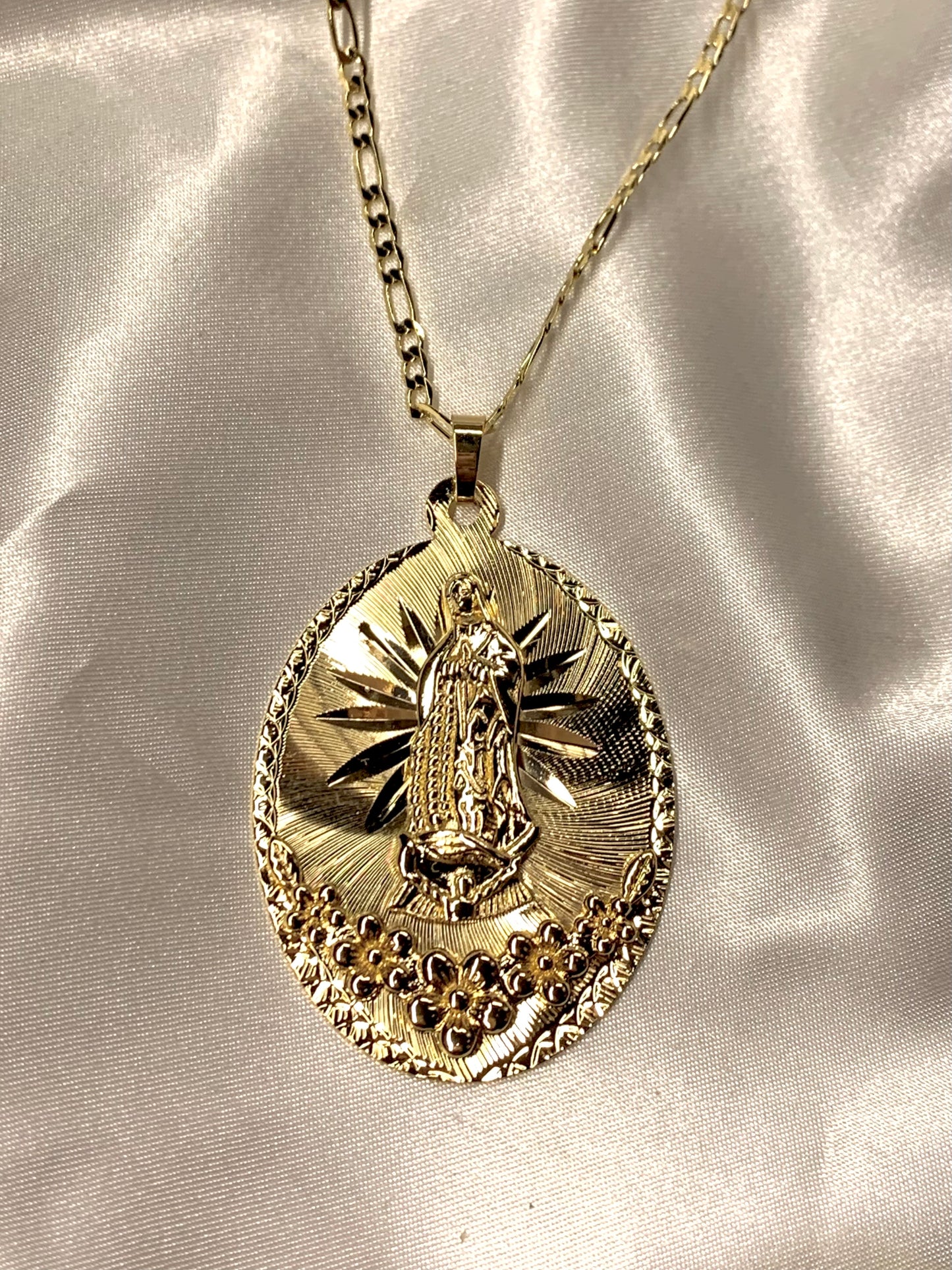 Big Virgen Flower Necklace