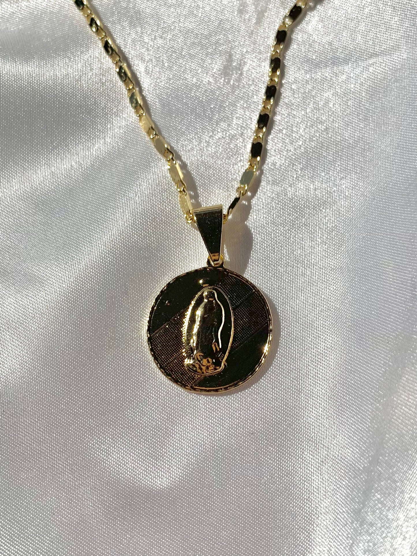 Virgen Circle Necklace